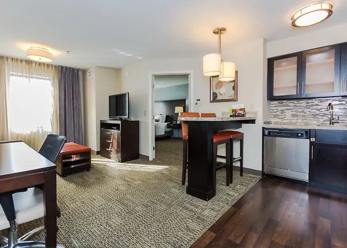 Spa Hotel: Staybridge Suites Grand Forks By Ihg