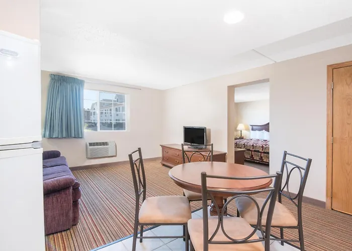 Motel: Knights Inn And Suites - Grand Forks